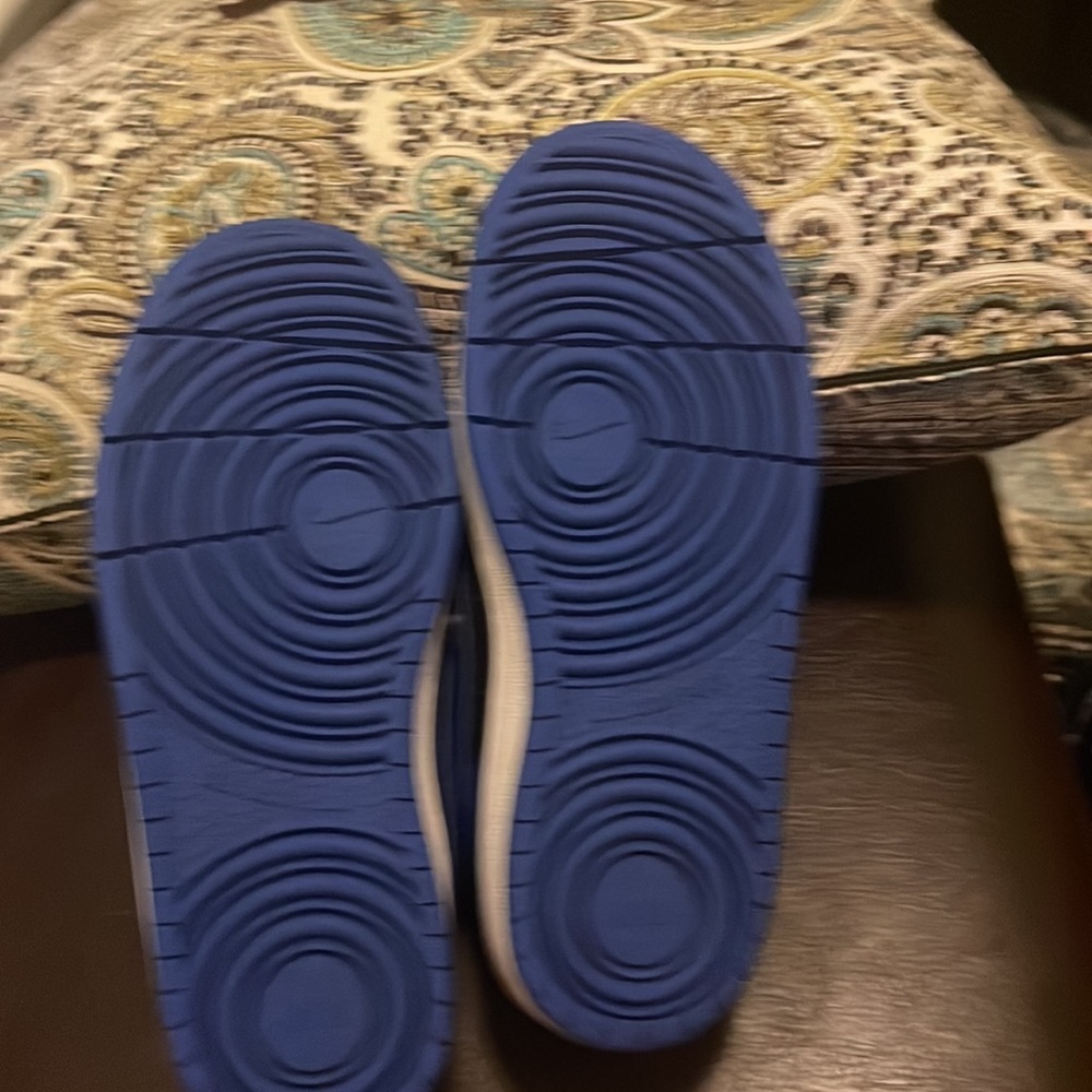 Nike size US4Y boy or girl unisex sneaker. Royal blue and black pre owned. - Picture 6 of 6